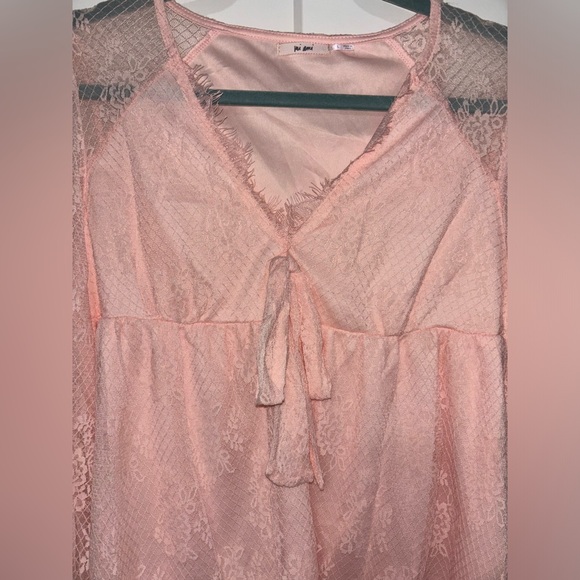Francesca’s Lace Pink Top - Picture 2 of 6
